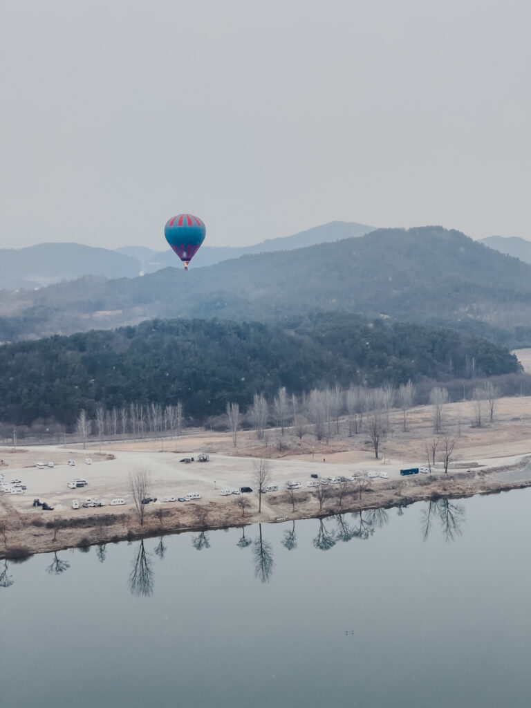 For travelers seeking Korea’s most emotional winter experience, Buyeo hot air balloon offers skies that warm the soul.