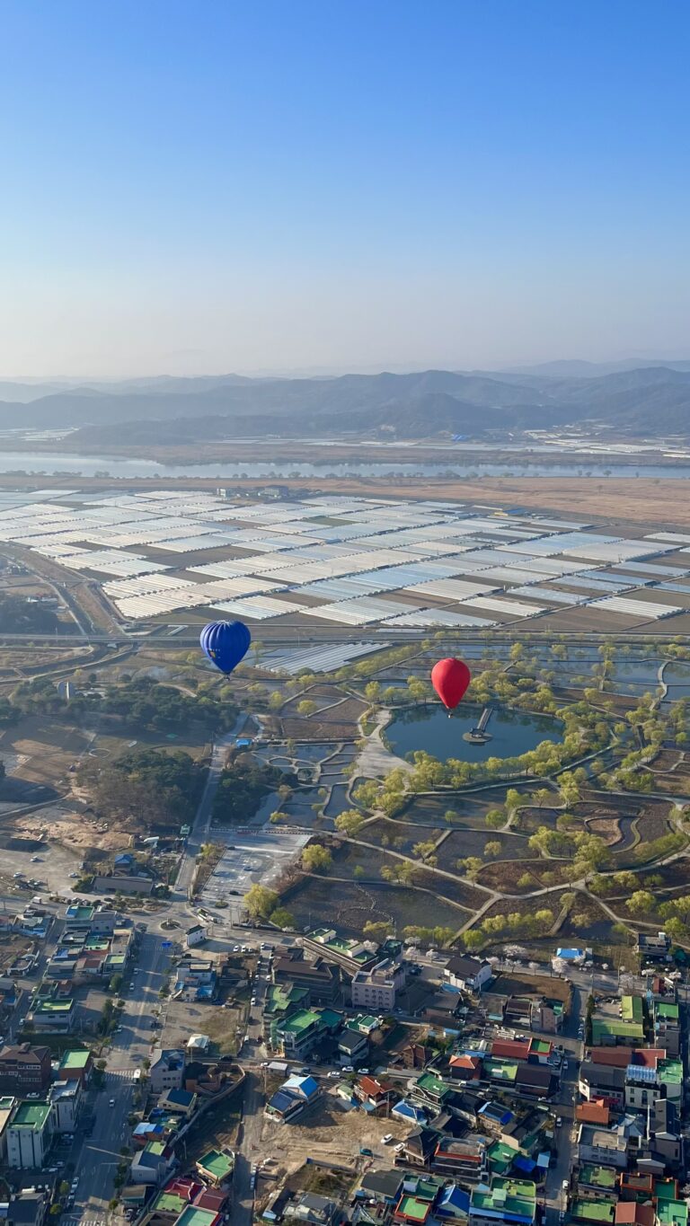 클라우드컴퓨팅, 고객경험, 개인화, AI, 데이터분석, 고객맞춤형서비스, 옴니채널, 협업문화, 고객이탈방지, 보안, 신뢰구축, 디지털전환, 클라우드서비스, 고객데이터, 클라우드혁신